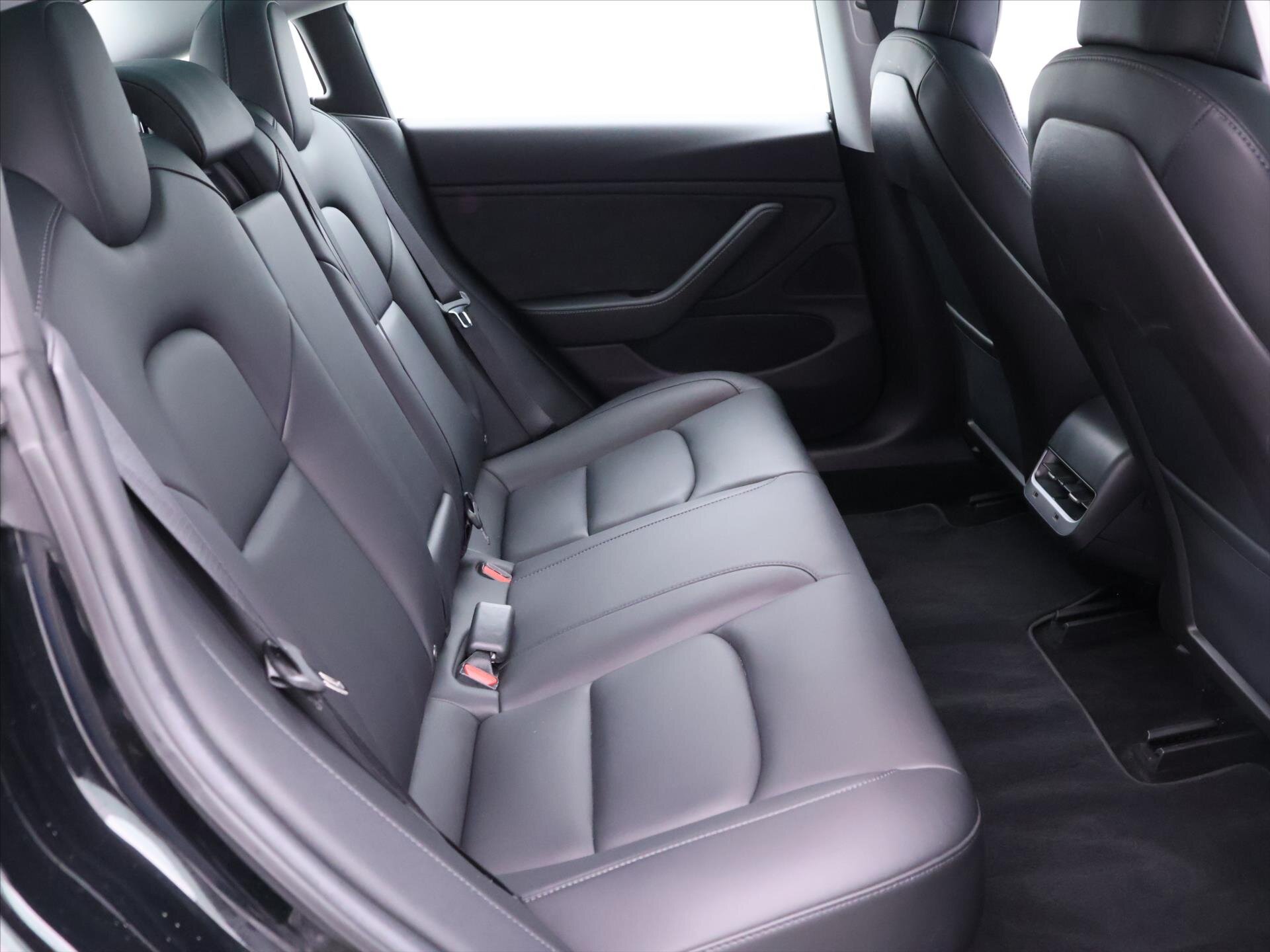 Tesla Model 3 Sedan / Limuzína 0,0 340 kw