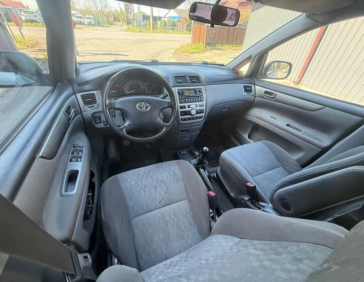 Toyota Avensis Verso MPV 2,0 l 85 kw