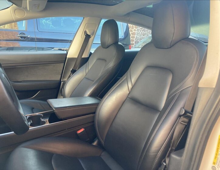 Tesla Model 3 Sedan 0,0 208 kw