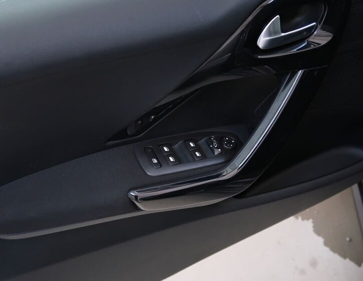 Peugeot 208 Hatchback 1,2 l 61 kw