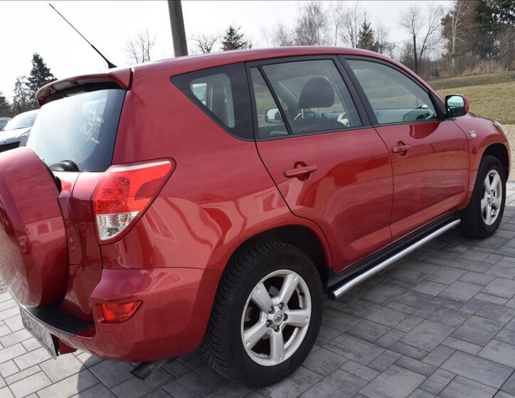 Toyota RAV4 SUV / Terénní 2,2 l 100 kw