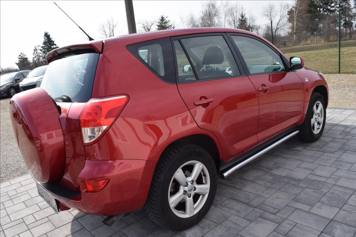 Toyota RAV4 SUV / Terénní 2,2 l 100 kw