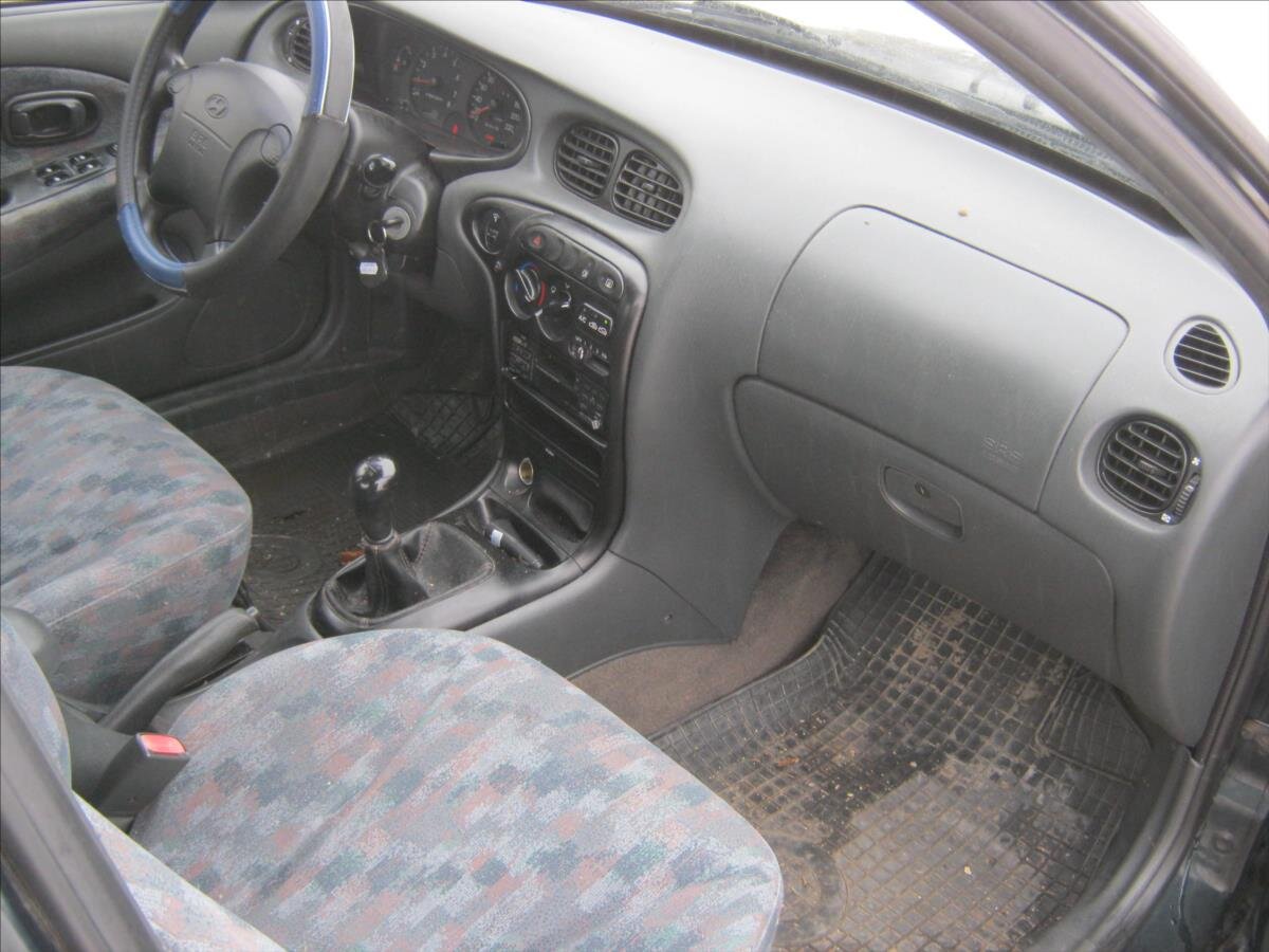 Hyundai Lantra Sedan 1,6 l 83 kw