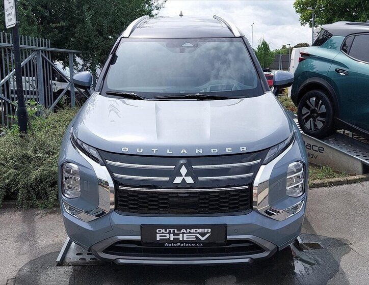 Mitsubishi Outlander SUV 2,4 l 225 kw