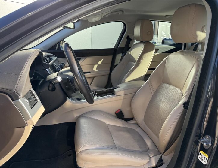 Jaguar XF Sedan / Limuzína 2,0 l 132 kw