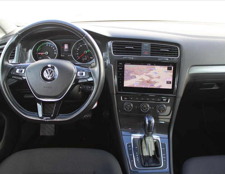 Volkswagen e-Golf 13