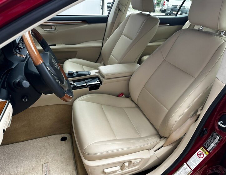 Lexus ES 300h Sedan / Limuzína 3,0 l 116 kw