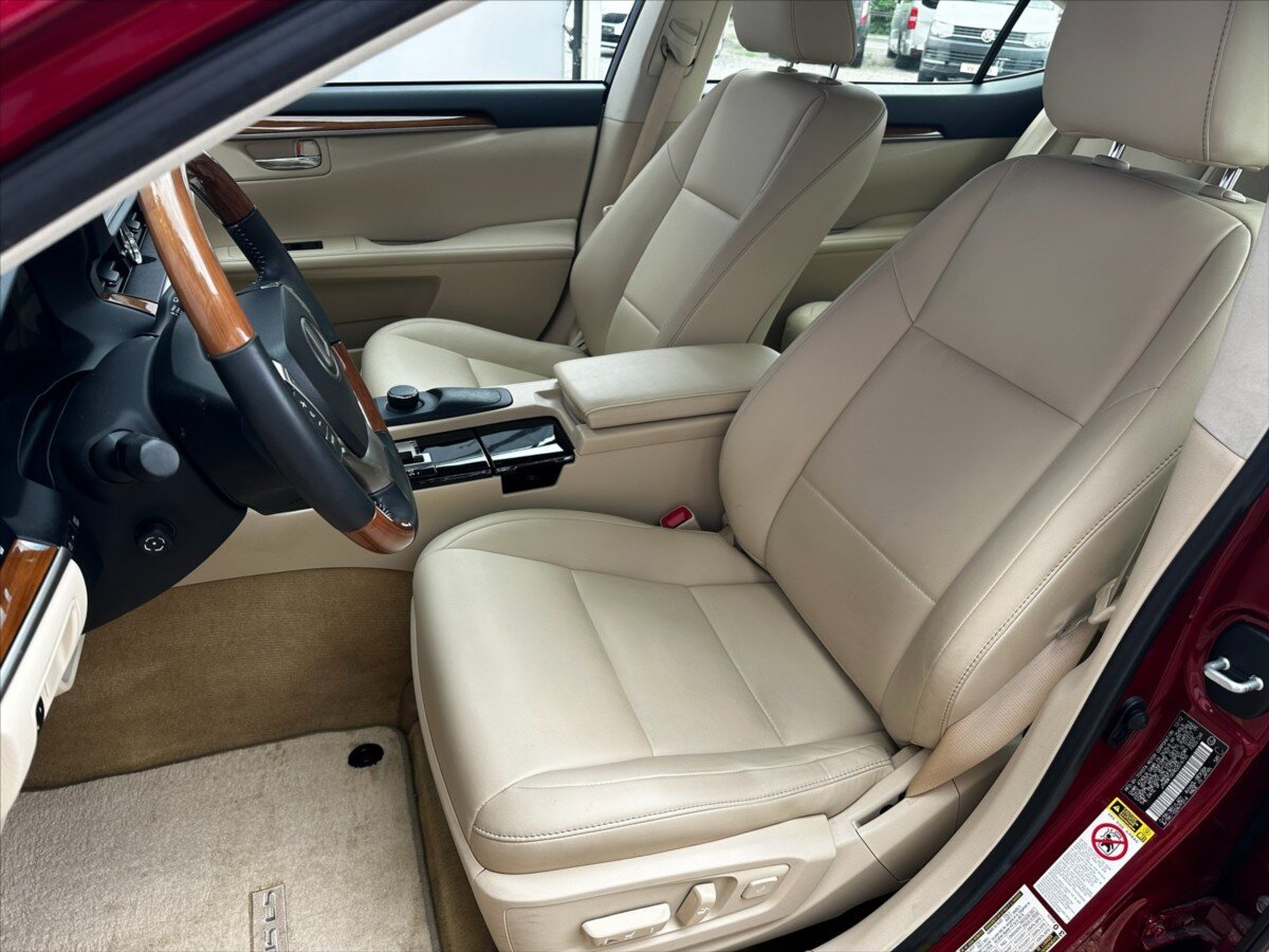 Lexus ES 300h Sedan / Limuzína 3,0 l 116 kw