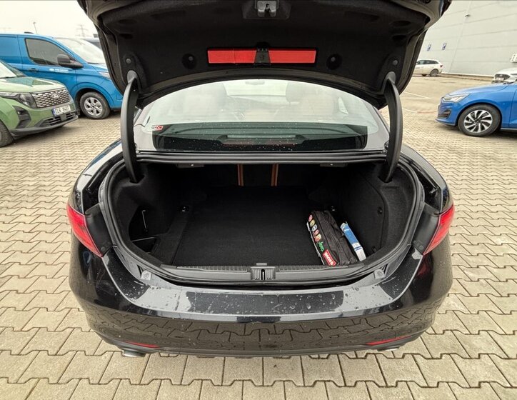 Alfa Romeo Giulia Sedan / Limuzína 2,1 l 132 kw