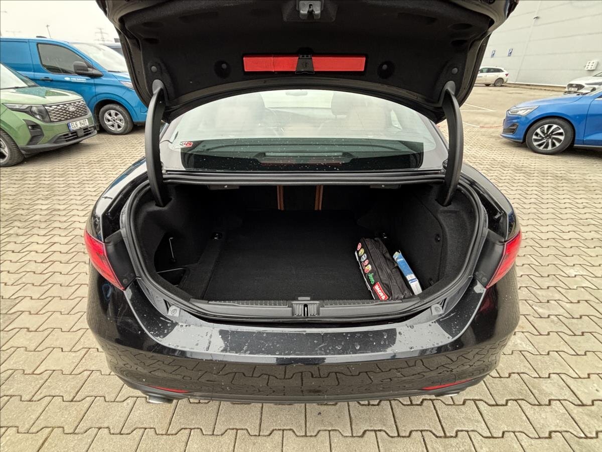 Alfa Romeo Giulia Sedan / Limuzína 2,1 l 132 kw