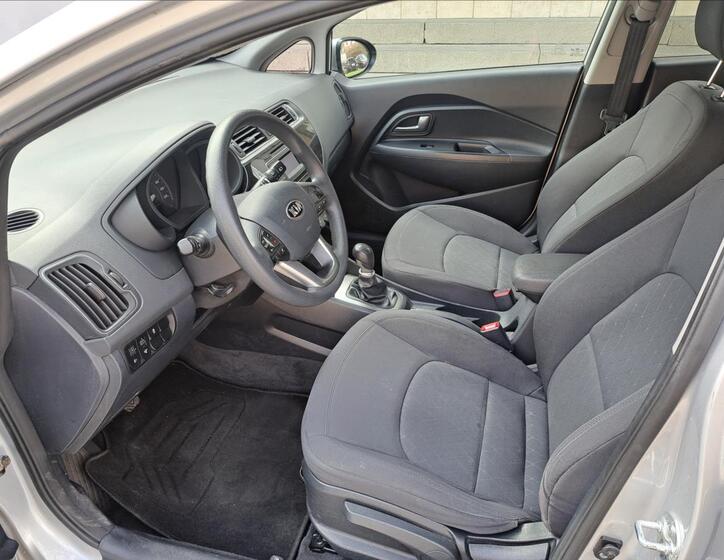 KIA Rio 18
