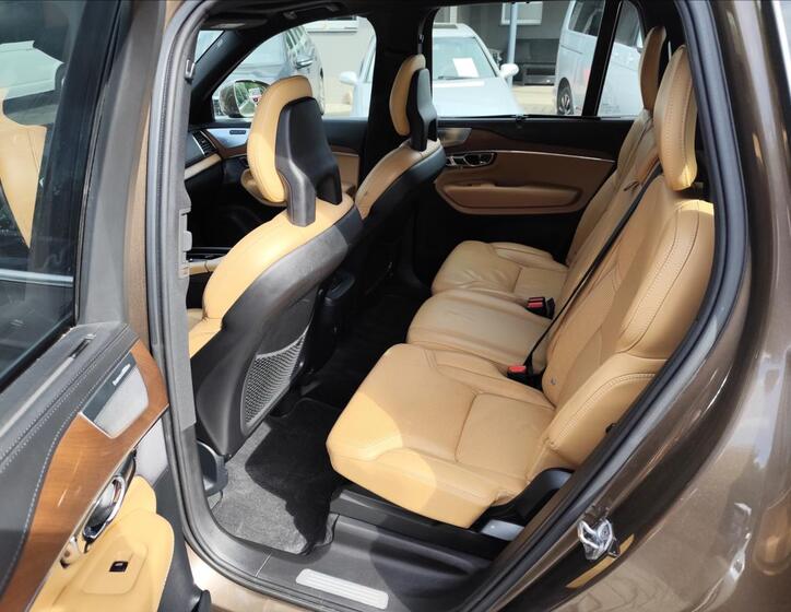 Volvo XC90 32