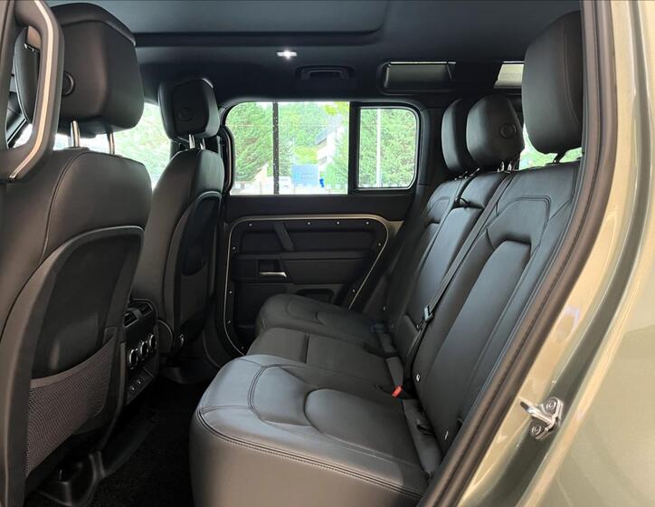 Land Rover Defender 22