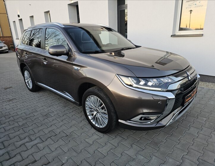 Mitsubishi Outlander 4