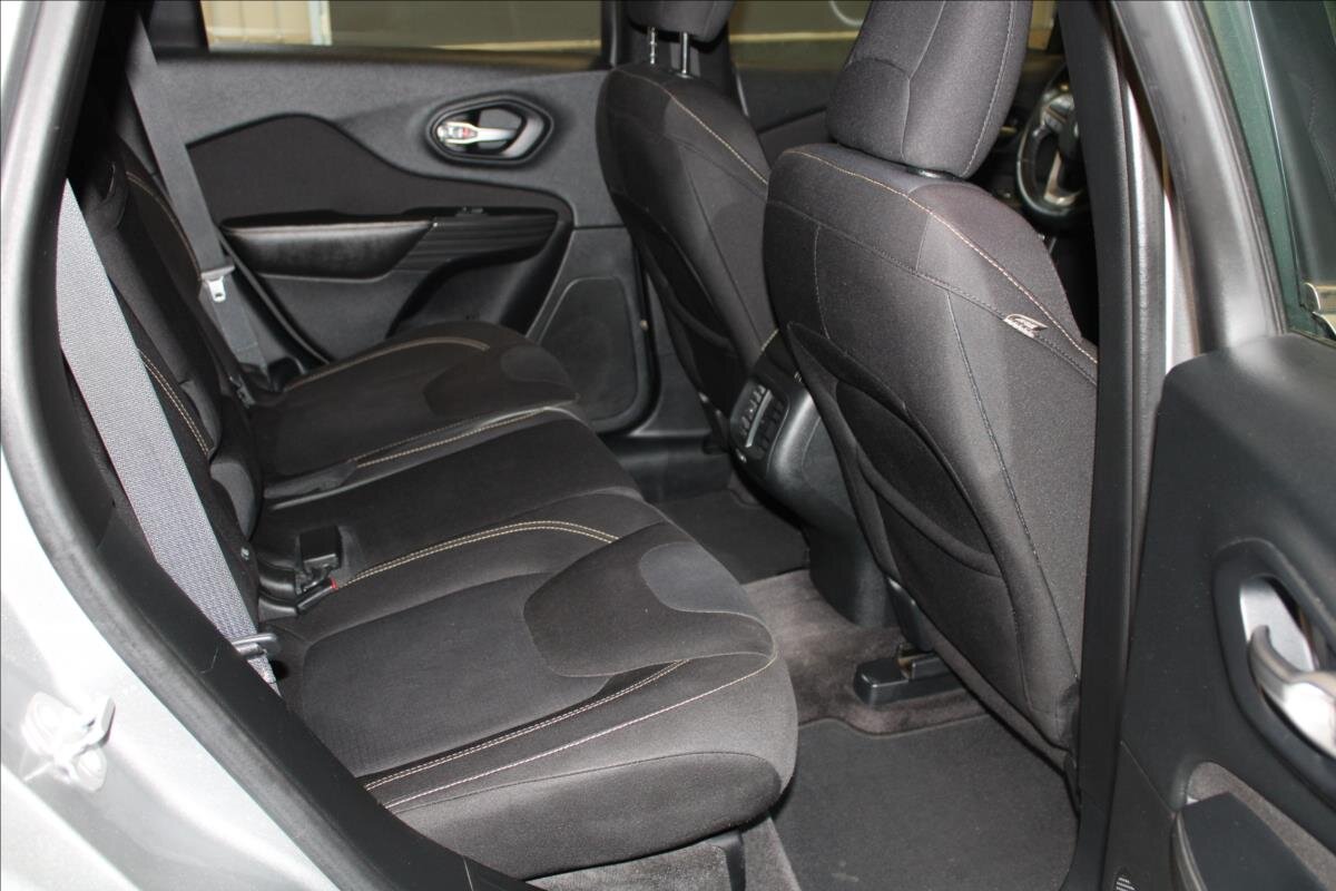 Jeep Cherokee SUV / Terénní 2,2 l 136 kw