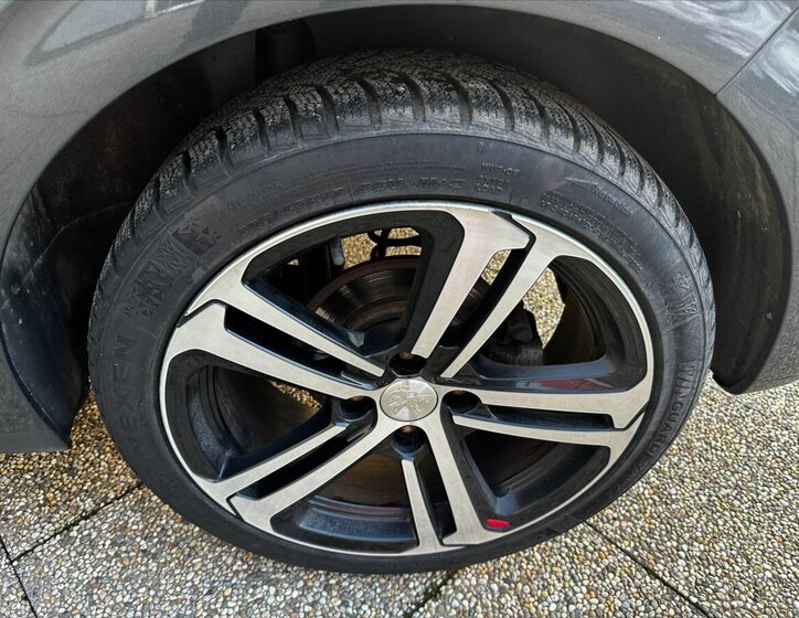 Peugeot 208 Hatchback 1,2 l 81 kw