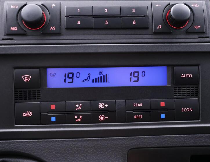 Volkswagen Caravelle 24