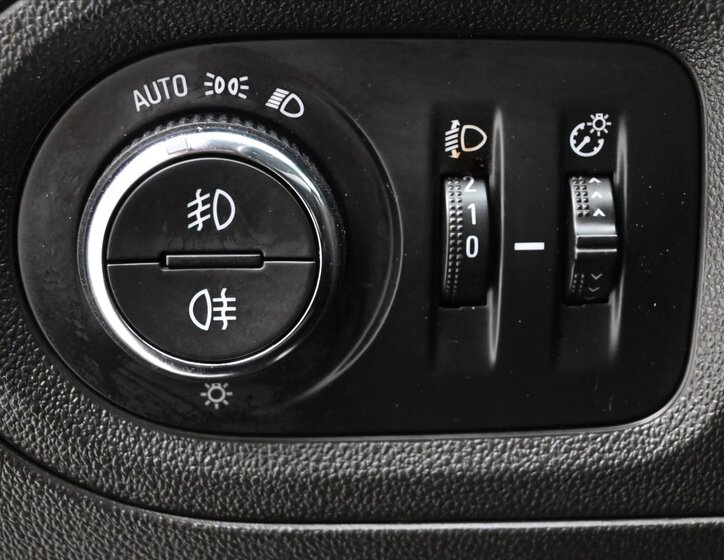 Opel Grandland X SUV / Terénní 1,6 l 88 kw