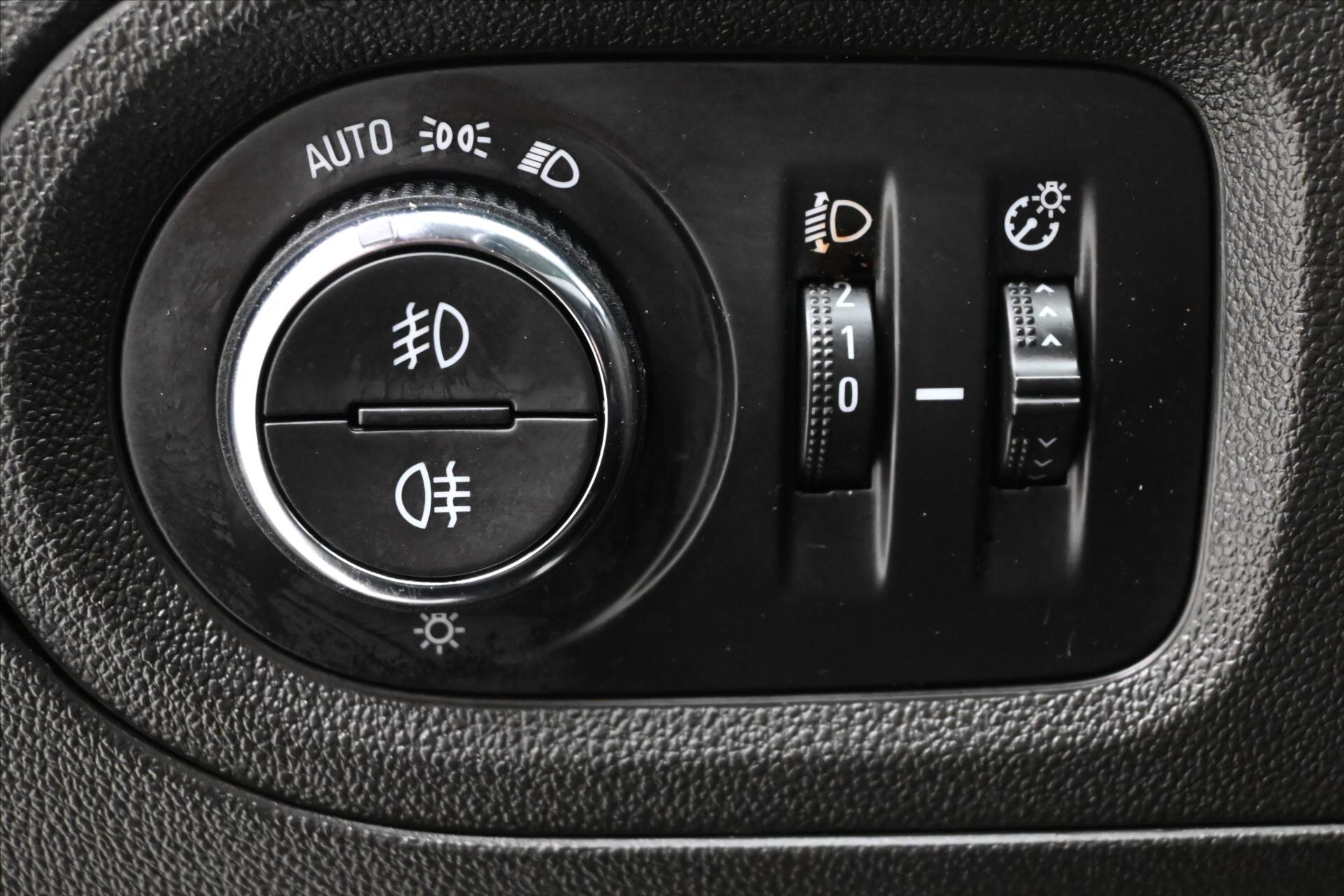 Opel Grandland X SUV / Terénní 1,6 l 88 kw