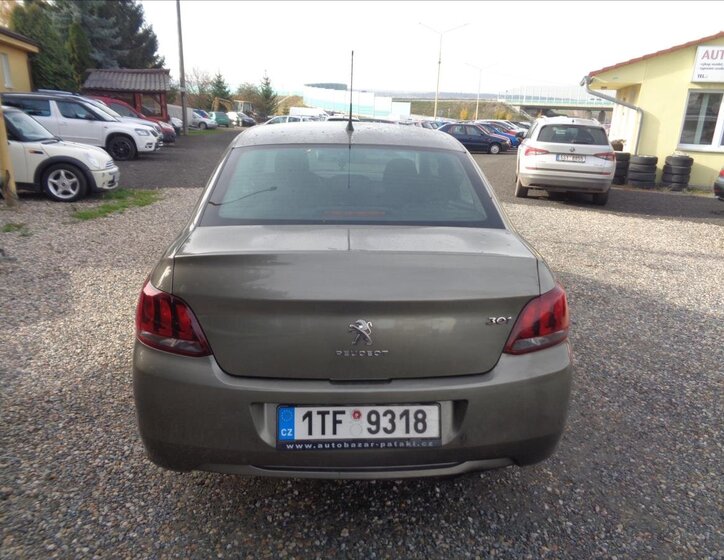 Peugeot 301 Sedan 1,6 l 73 kw