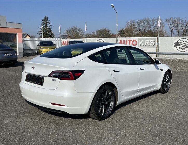 Tesla Model 3 Sedan / Limuzína 0,0 208 kw