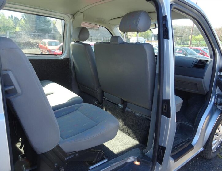 Volkswagen Caravelle MPV 2,5 l 96 kw