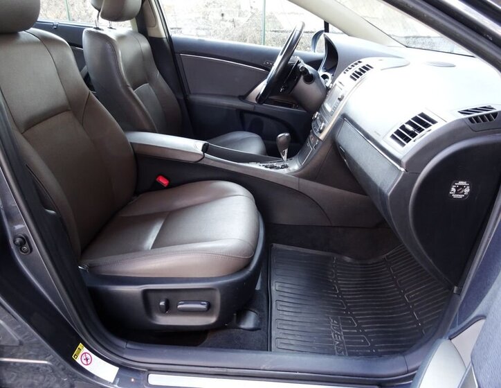 Toyota Avensis Sedan / Limuzína 2,0 l 112 kw