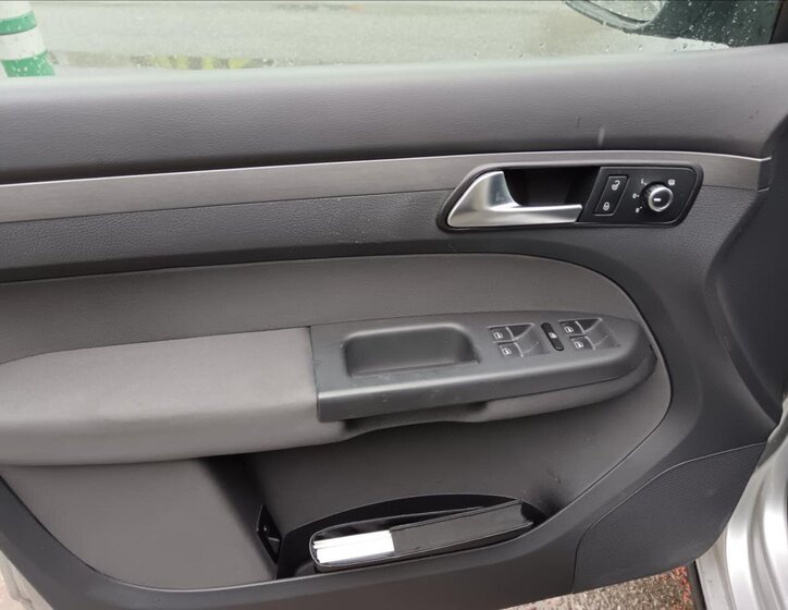 Volkswagen Touran Kombi 1,5 l 77 kw