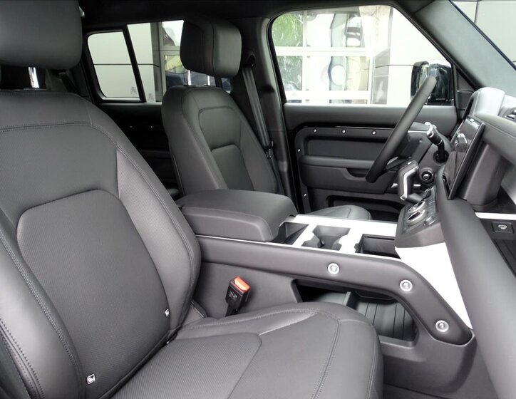 Land Rover Defender 33