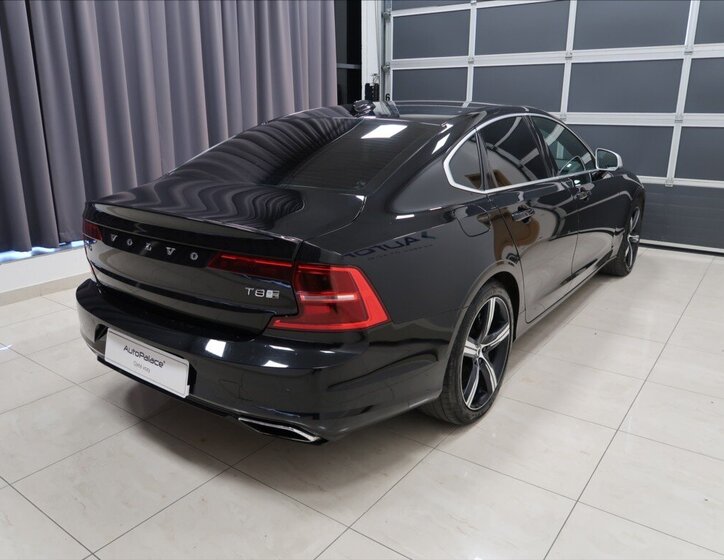 Volvo S90 Sedan / Limuzína 2,0 l 235 kw