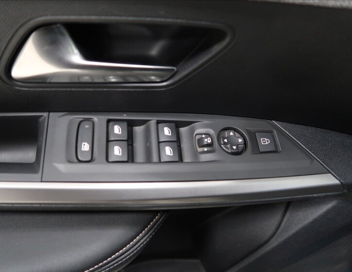 Peugeot 3008 SUV 1,2 l 100 kw