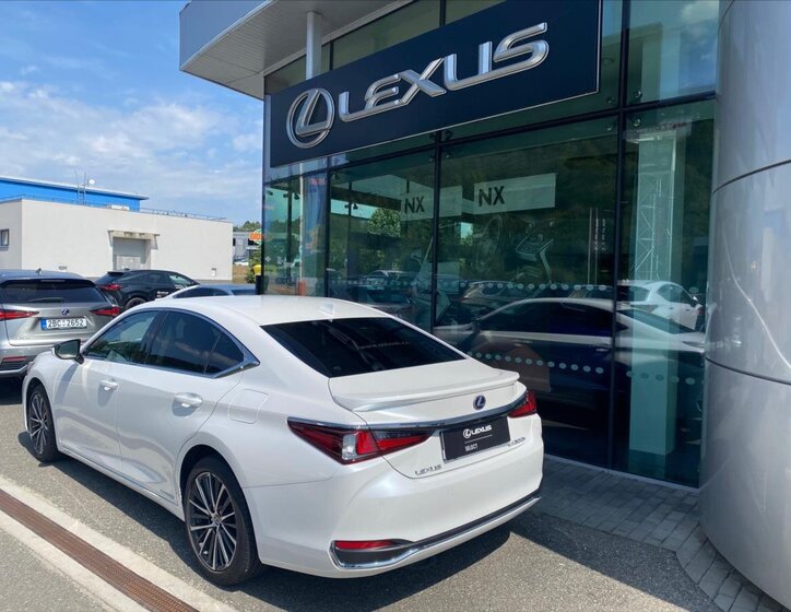 Lexus ES 300h Sedan / Limuzína 2,5 l 160 kw