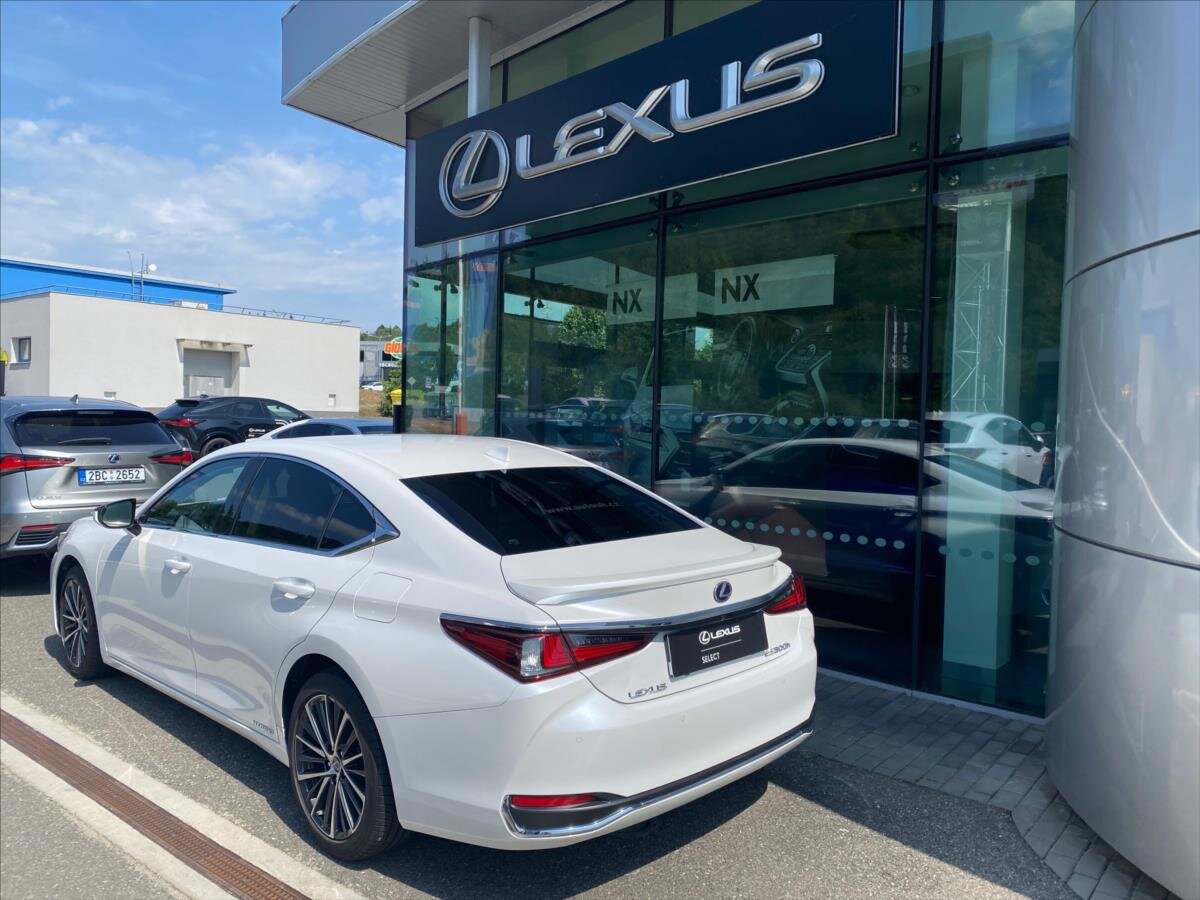Lexus ES 300h Sedan / Limuzína 2,5 l 160 kw