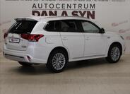 Mitsubishi Outlander 4