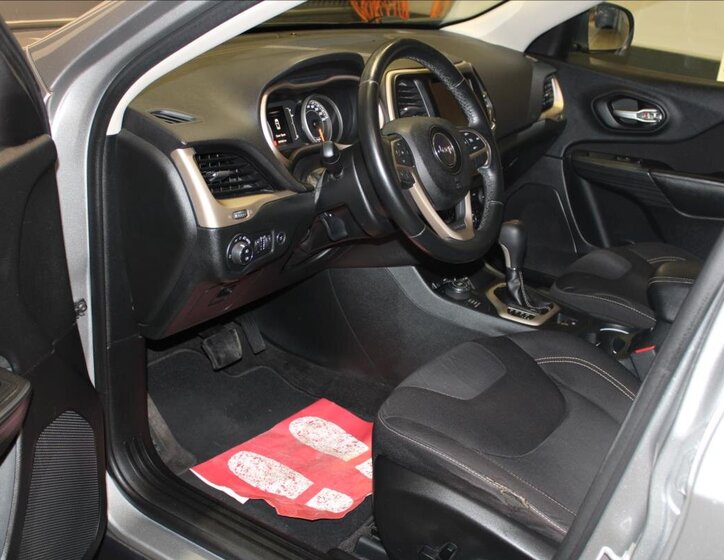 Jeep Cherokee SUV / Terénní 2,2 l 136 kw