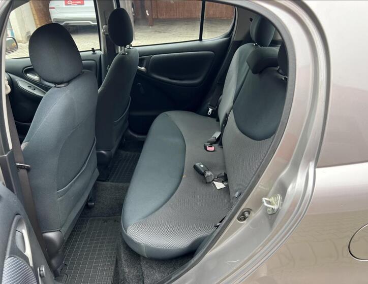 Toyota Yaris 12