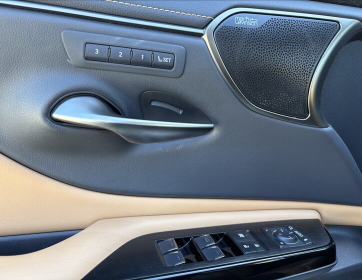 Lexus ES 300h Sedan / Limuzína 2,5 l 131 kw