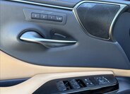 Lexus ES 300h Sedan / Limuzína 2,5 l 131 kw