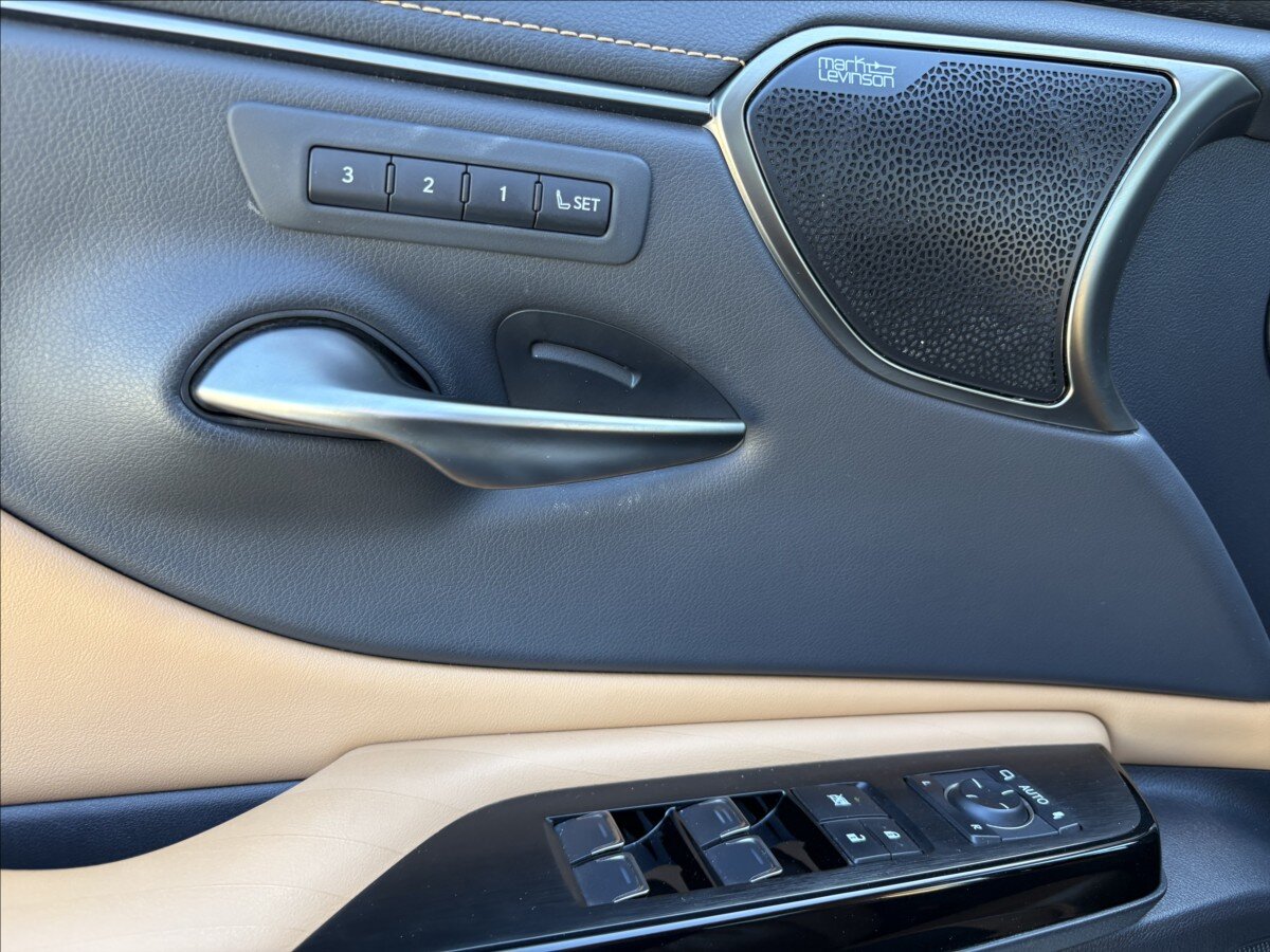 Lexus ES 300h Sedan / Limuzína 2,5 l 131 kw