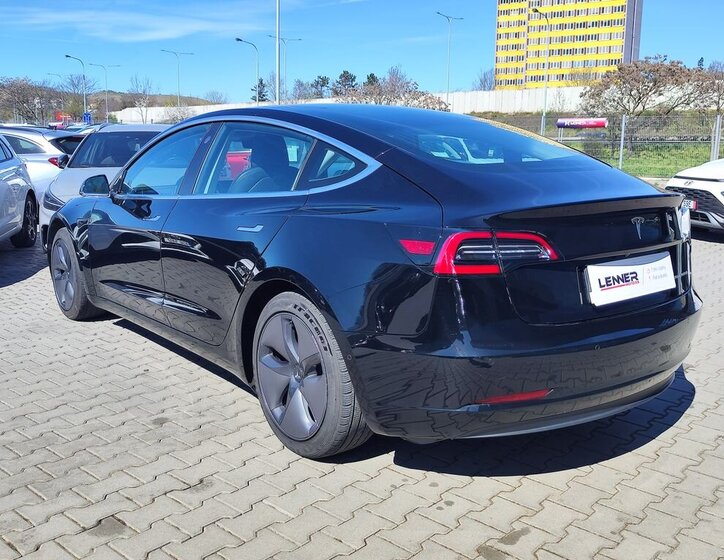 Tesla Model 3 Sedan / Limuzína 0,0 155 kw