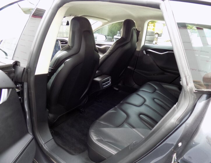 Tesla Model S 11