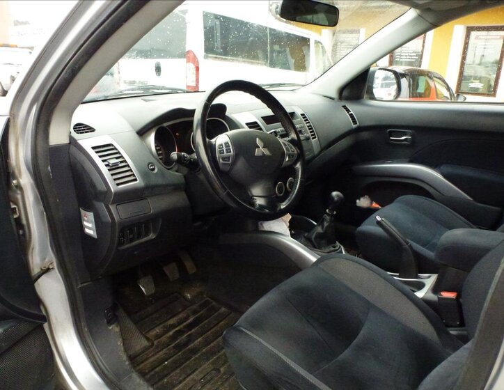 Mitsubishi Outlander SUV / Terénní 2,0 l 103 kw