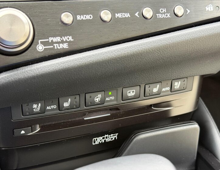 Lexus ES 300h Sedan / Limuzína 2,5 l 131 kw