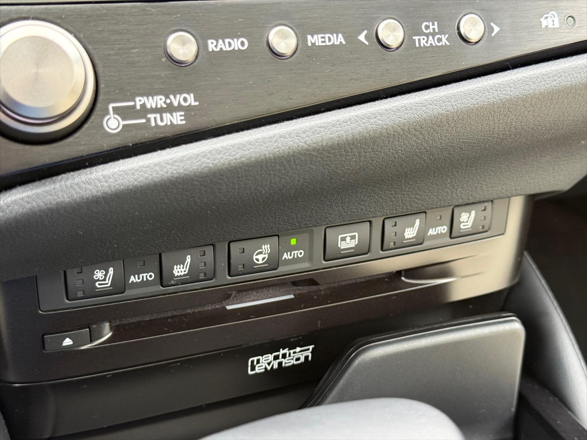 Lexus ES 300h Sedan / Limuzína 2,5 l 131 kw