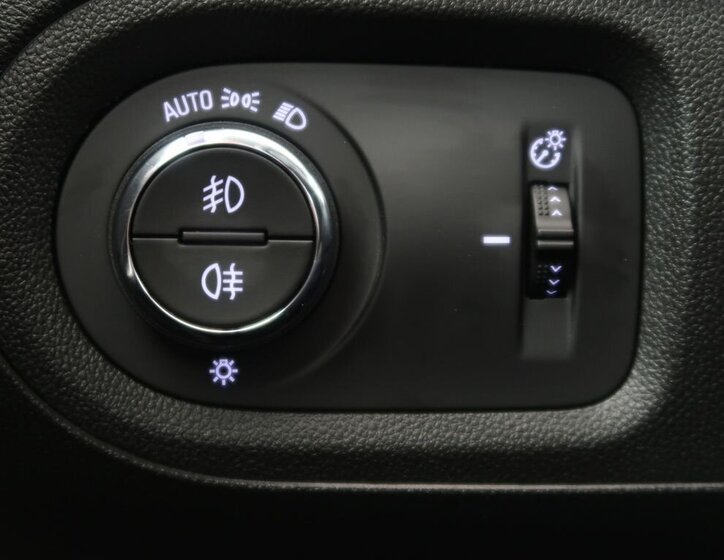 Opel Grandland SUV / Terénní 1,6 l 147 kw