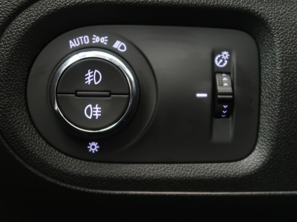 Opel Grandland SUV / Terénní 1,6 l 147 kw