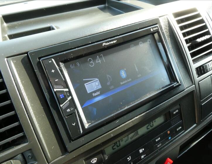 Volkswagen Caravelle 36