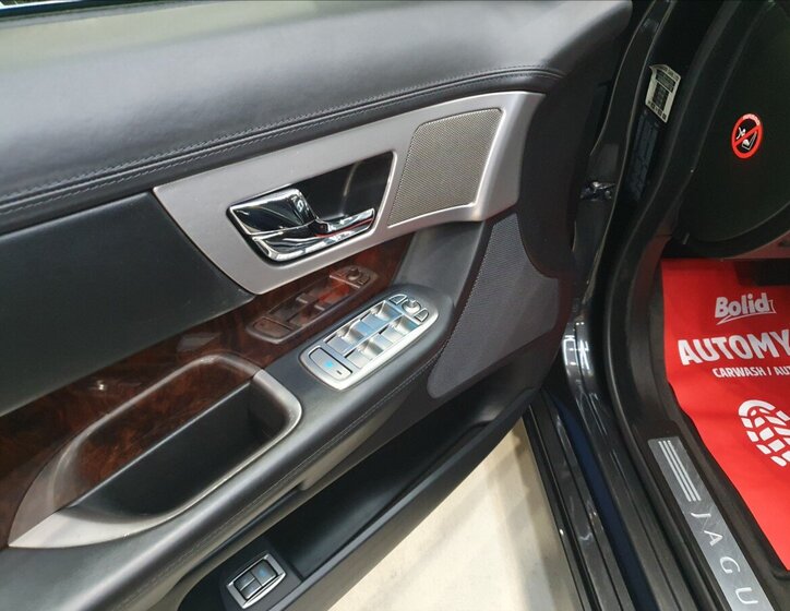 Jaguar XF Sedan / Limuzína 3,0 l 202 kw