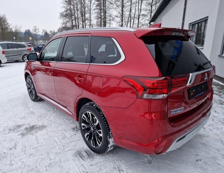 Mitsubishi Outlander SUV 2,4 l 165 kw