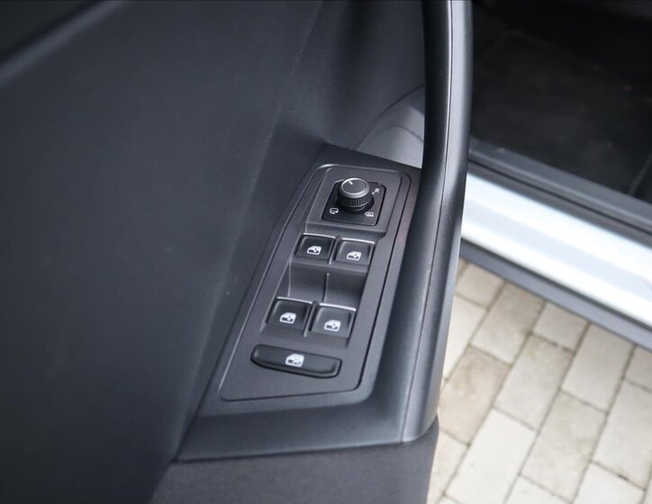 Volkswagen T-Roc CUV / Crossover 1,6 l 85 kw